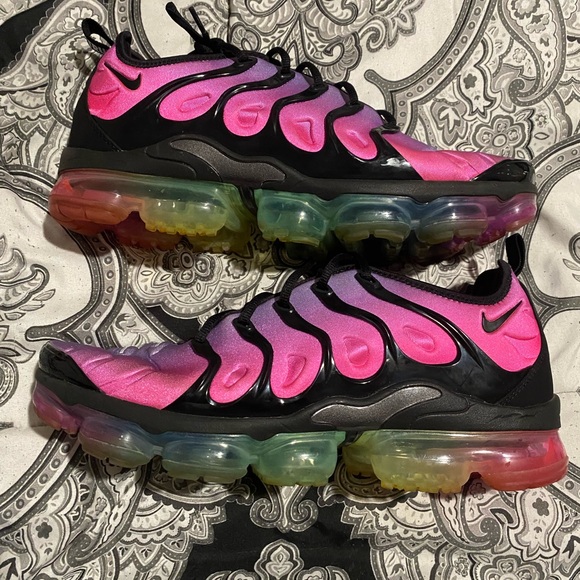 Vapormax Plus “Be True” - Picture 2 of 3